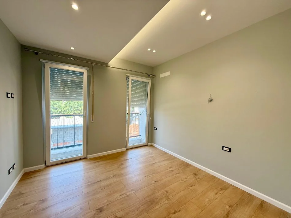 Tirane, jepet me qera apartament 2+1+Aneks+Ballkon Kati 3, 89 m² 550 € (Bulevardi Zhan Dark)