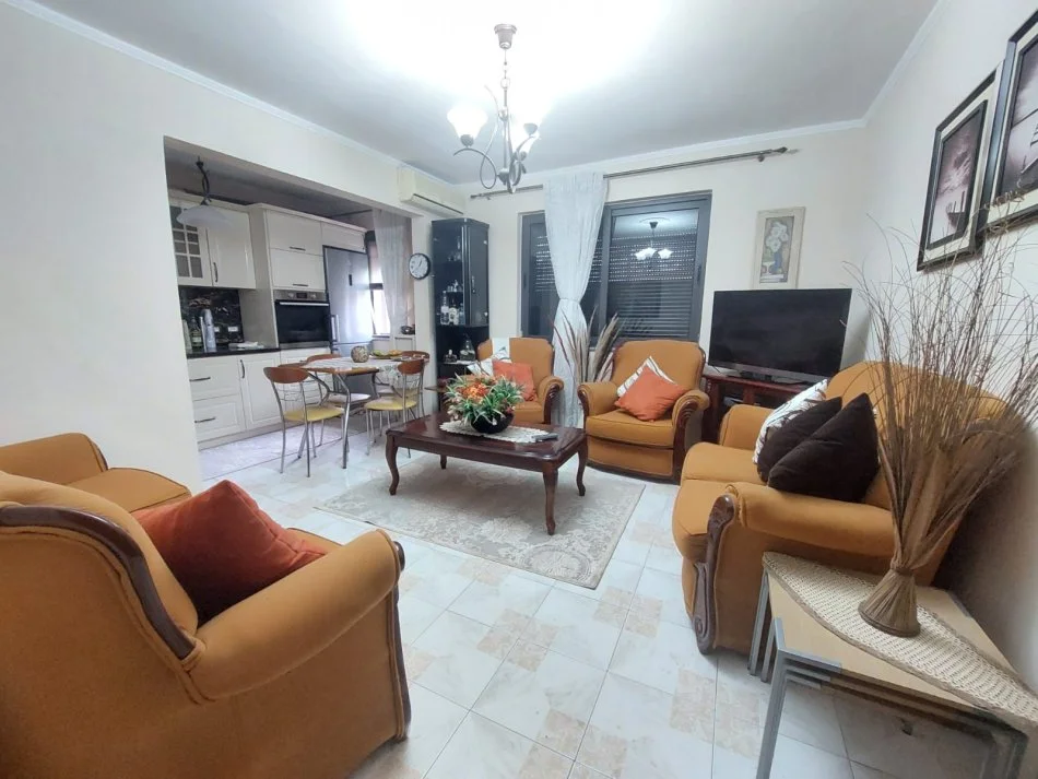 !DHENE! Jepet me qera apartament 2+1 ne Rrugen Mujo Ulqinaku, Durres