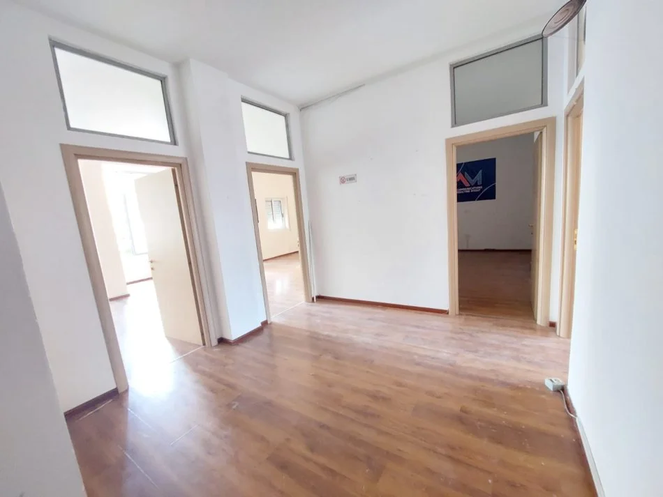 !DHENE! Durres, jepet me qera ambjent biznesi Kati 1, 170 m² 750 € (rr Mujo Ulqinaku, Durres)