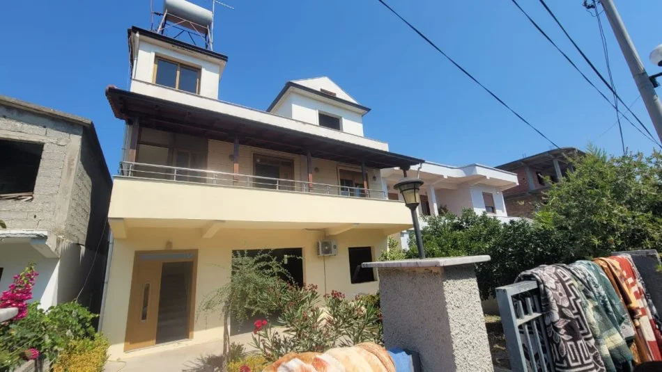 Durres, shitet shtepi 4+1+Ballkon Kati 3, 150.000 € (prane Autostrades Durres – Tirane, Durres.)