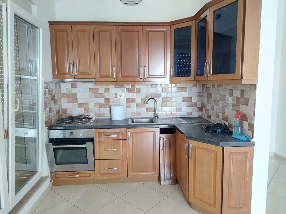 !!Dhene!! Durres, jap me qera apartament 2+1 Kati 7, 300 € (Prane Gjykates se Rrethit, Durres)