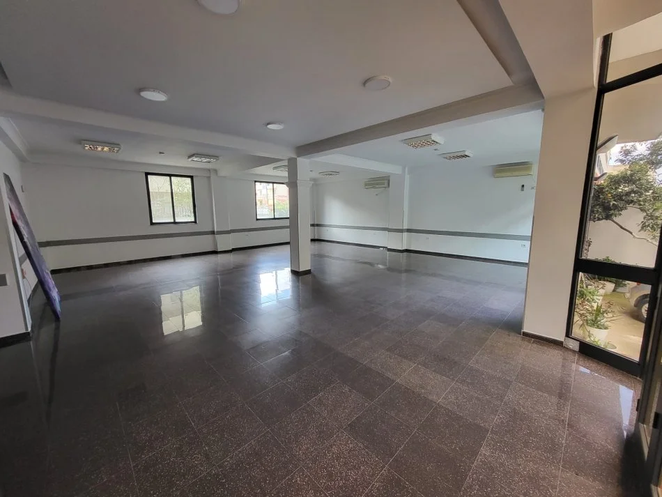 Tirane, jepet me qera ambjent biznesi Kati 1, 366 m² 2.300 € (Rruga Kujtim Laro)