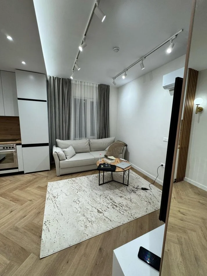 Tirane, jepet me qera apartament 1+1+Ballkon Kati 1, 60 m² 450 € (rruga 5 maj prapa concord center)