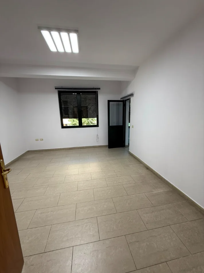 Tirane, jepet me qera ambjent biznesi Kati 2, 230 m² 1.500 € (Brryli)