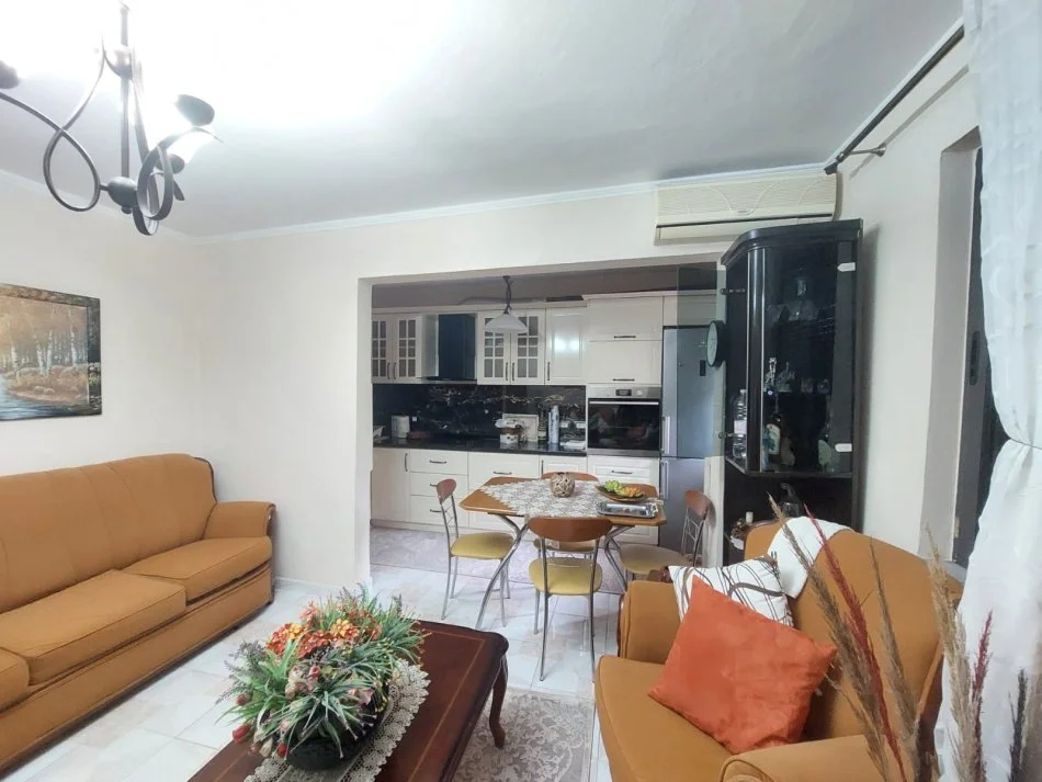 !DHENE! Jepet me qera apartament 2+1 ne Rrugen Mujo Ulqinaku, Durres