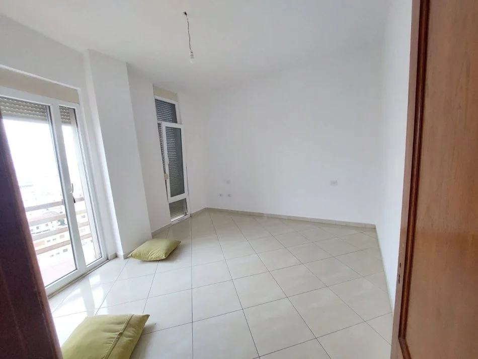 !!Dhene!! Durres, jap me qera apartament 2+1 Kati 7, 300 € (Prane Gjykates se Rrethit, Durres)