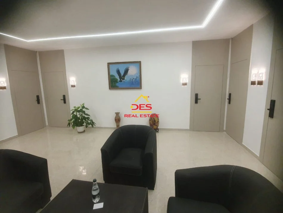 Vlore, jepet me qera hotel Kati 2, 350 m² 30.000 € (Rruga Perlat Rexhepi)