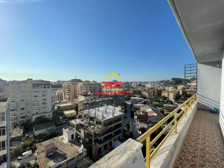 Vlore, jepet me qera apartament 2+1+Ballkon Kati 10, 125 m² 350 € (Rruga Dush Strati)