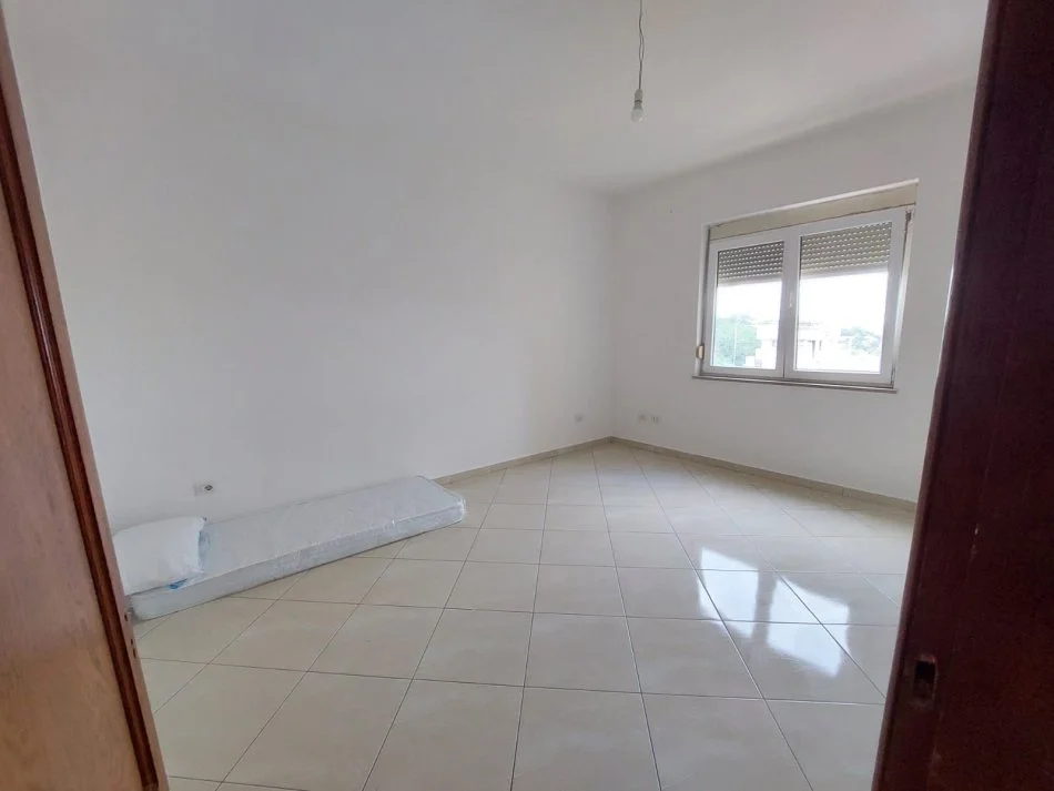 !!Dhene!! Durres, jap me qera apartament 2+1 Kati 7, 300 € (Prane Gjykates se Rrethit, Durres)