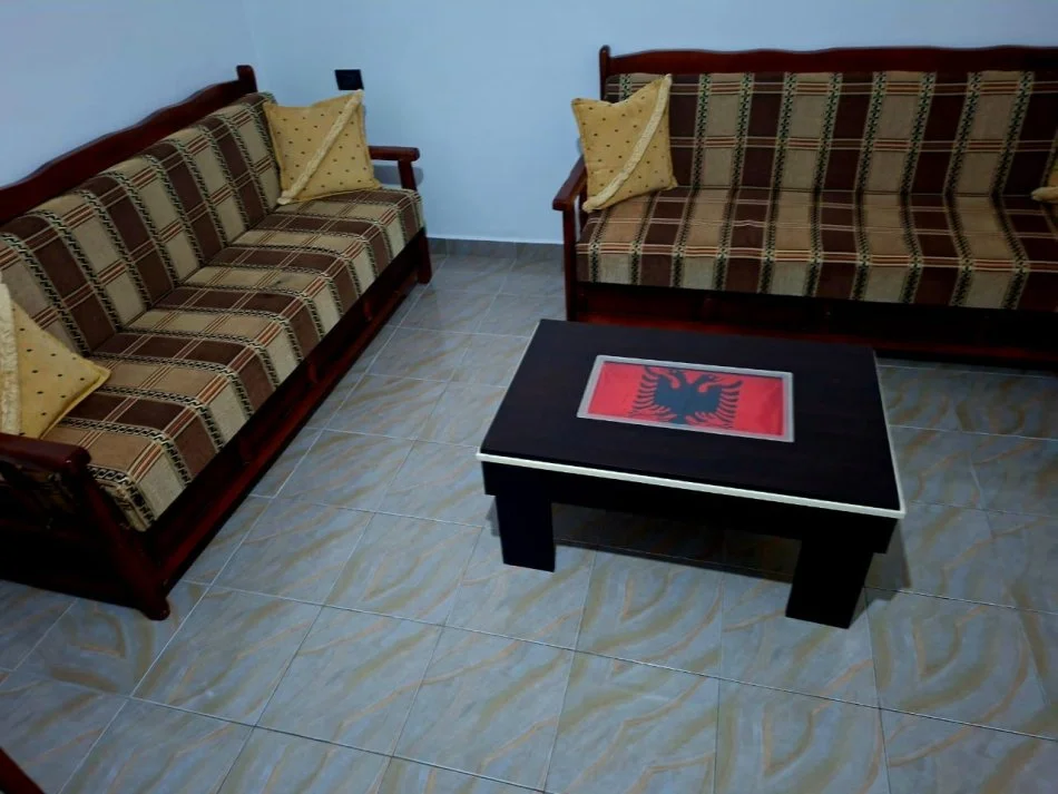 Tirane, jepet me qera apartament 1+1 Kati 1, 80 m² 320 € (Yzberisht- Shkolla Myslim Shima)