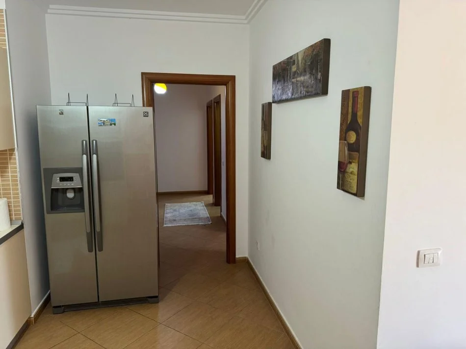 Vlore, jepet me qera apartament 2+1+Ballkon , 500 € (Rruga Fejzo Mema)