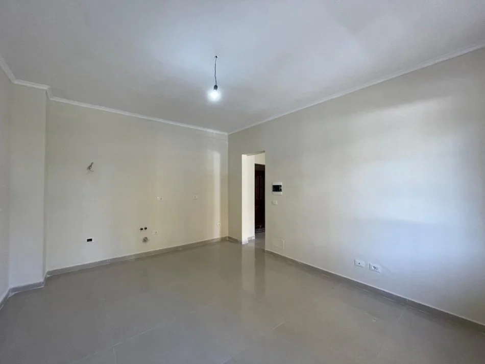 !SHITUR! Durres, shitet apartament 1+1+Ballkon Kati 1, 52 m² 55.000 € (Ne krah te Hotel Adriatik, Plazh, Durres.)