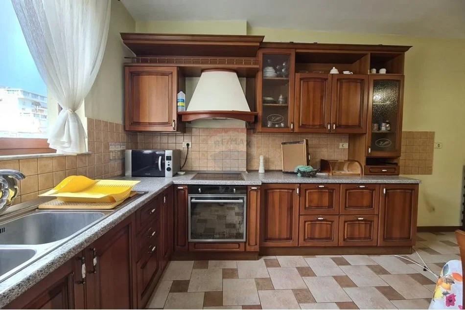 Tirane, jepet me qera apartament 3+1+Aneks+Ballkon Kati 4, 190 m² 650 € (Rruga Muhamet Gjollesha)