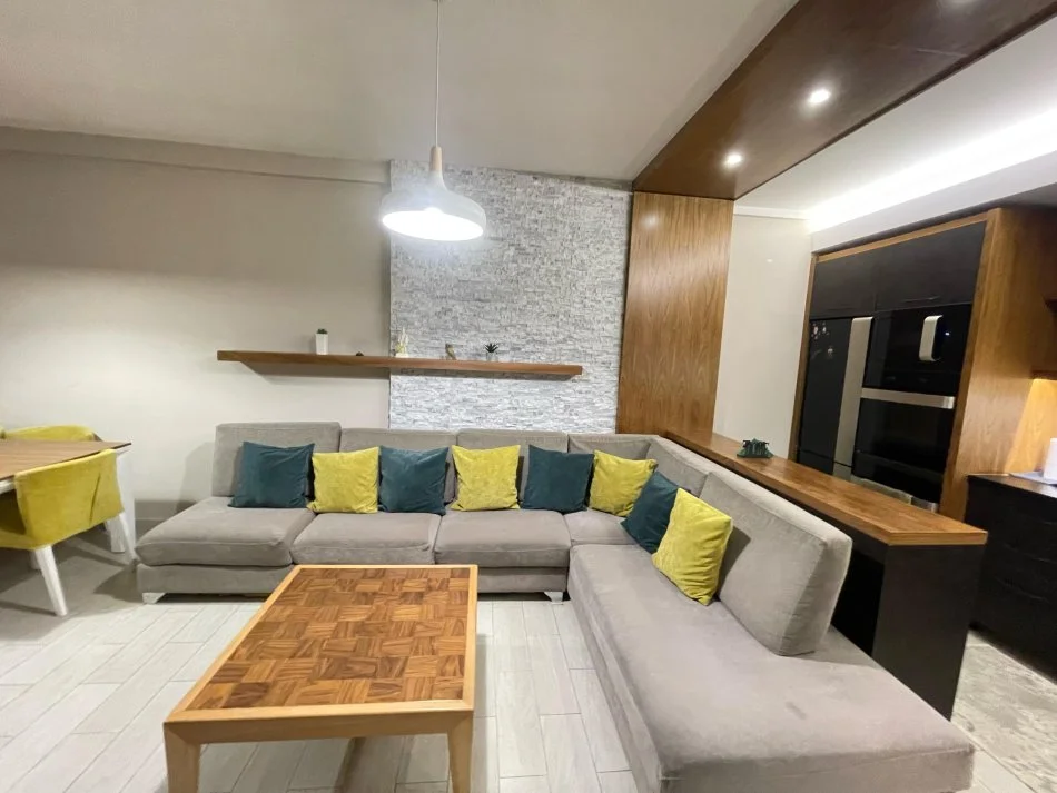 Tirane, jepet me qera 2+1+Ballkon , 