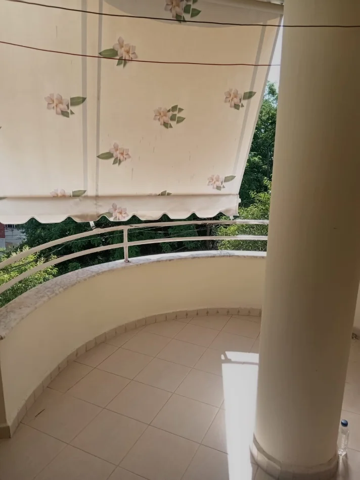 Tirane, jepet me qera apartament 2+1 Kati 3, 100 m² 400 € (Restorant Deliu ne Fresk)