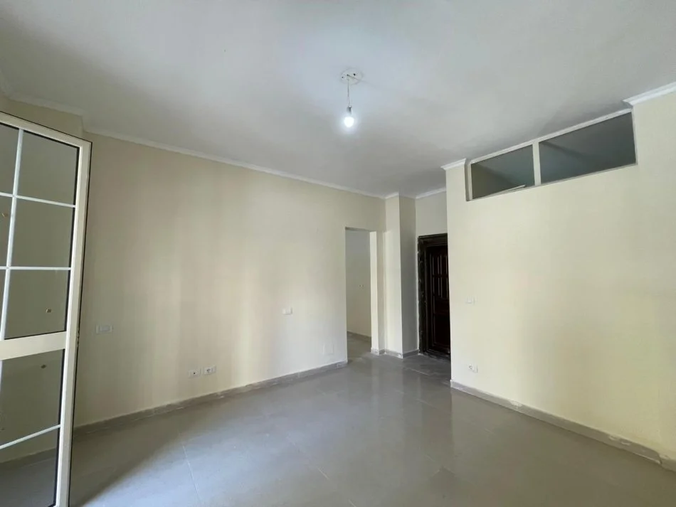 !SHITUR! Durres, shitet apartament 1+1+Ballkon Kati 1, 52 m² 55.000 € (Ne krah te Hotel Adriatik, Plazh, Durres.)