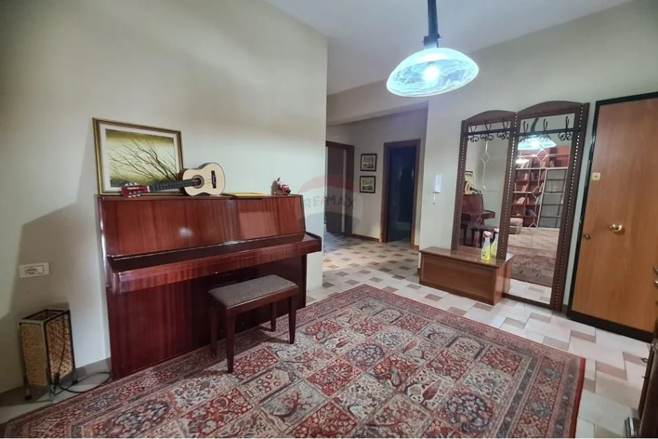 Tirane, jepet me qera apartament 3+1+Aneks+Ballkon Kati 4, 190 m² 650 € (Rruga Muhamet Gjollesha)