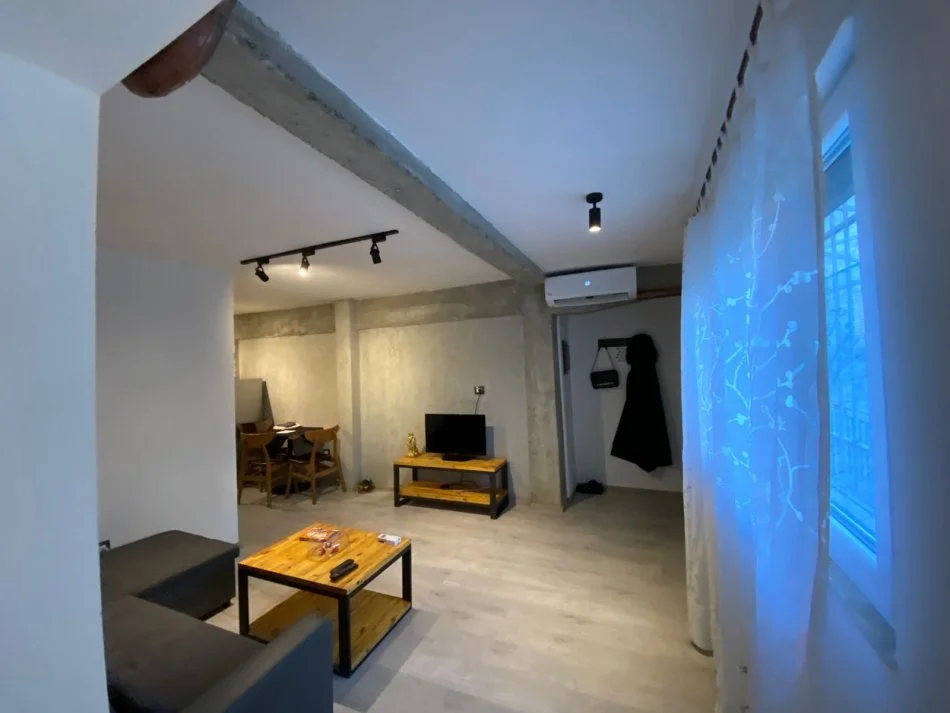 Tirane, jepet me qera apartament 1+1 Kati 1, 65 m² 450 € (Rruga Karl Gega)