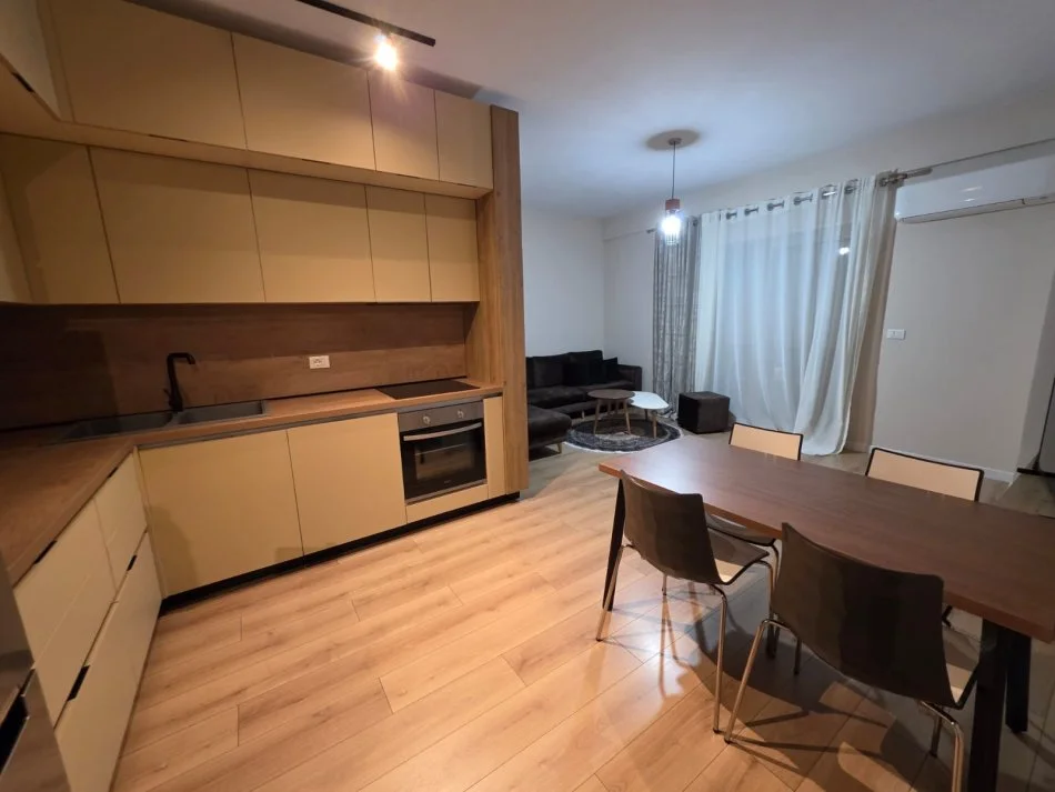 Tirane, jepet me qera apartament 2+1 Kati 4, 100 m² 900 € (Ring Center Zogu i Zi)