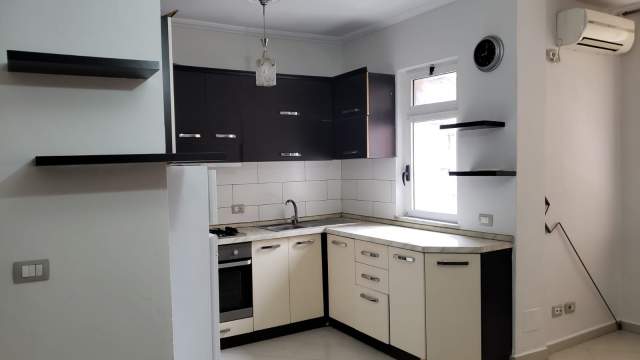!!DHENE!!Durres, jepet me qera apartament 1+1 Kati 5, 87 m² 250 Euro  (Prane Gjykates, Durres)