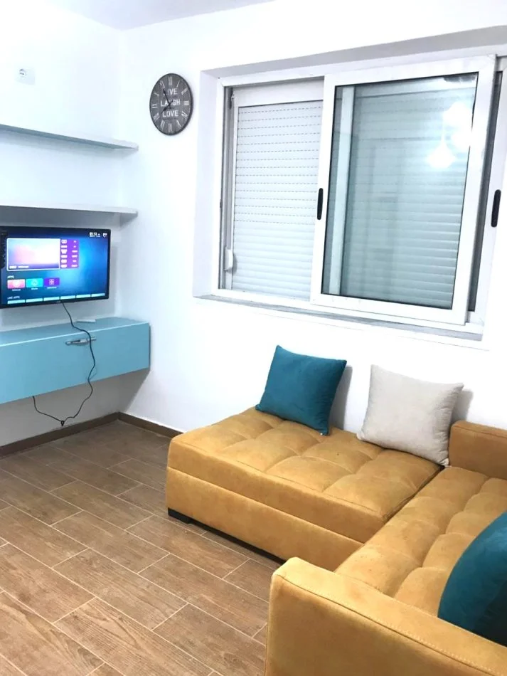 Tirane, shes apartament 1+1 , 20 m² 52.000 € (stacioni i trenit)