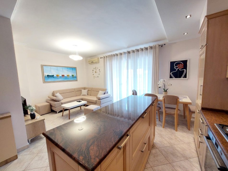 !!!DHENE!!!Durres, jap me qera apartament 2+1+Ballkon Kati 10, 92 m² 500 € (ne Bulevardin e Durresit)