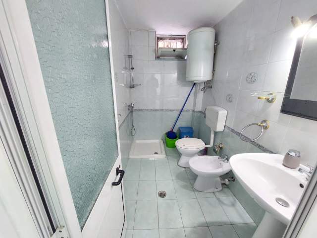 !DHENE!Durres, jepet me qera ambjent biznesi Kati 0, 94 m² 350 Euro (ne lulishten perpara Muzeumit te Deshmoreve, Durre)