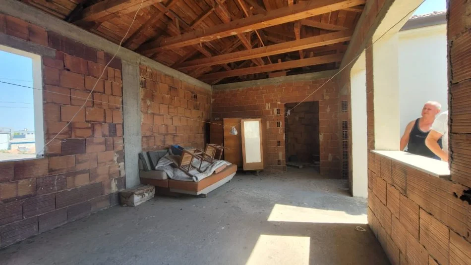 Durres, shitet shtepi 4+1+Ballkon Kati 3, 150.000 € (prane Autostrades Durres – Tirane, Durres.)