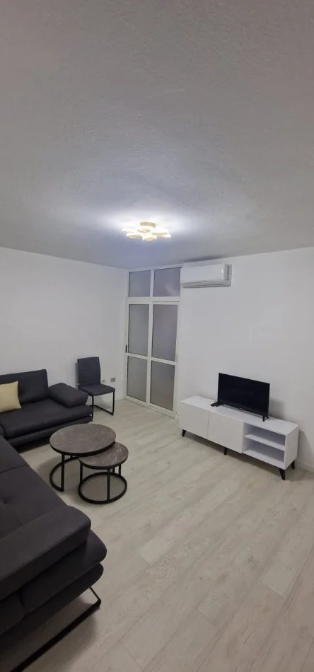 Tirane, jepet me qera apartament 1+1+Ballkon Kati 3, 63 m² 680 € (rruga Komuna Parisit)