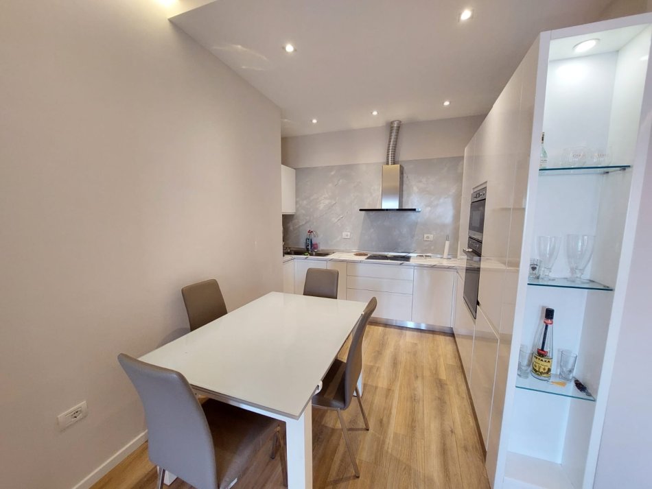 !!!DHENE!!!Durres, jap me qera apartament 2+1+Ballkon Kati 8, 89 m² 500 € (ne qender te Durresit)