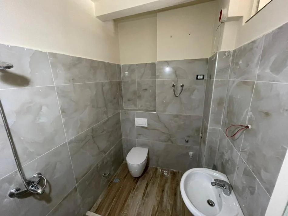 !SHITUR! Durres, shitet apartament 1+1+Ballkon Kati 1, 52 m² 55.000 € (Ne krah te Hotel Adriatik, Plazh, Durres.)