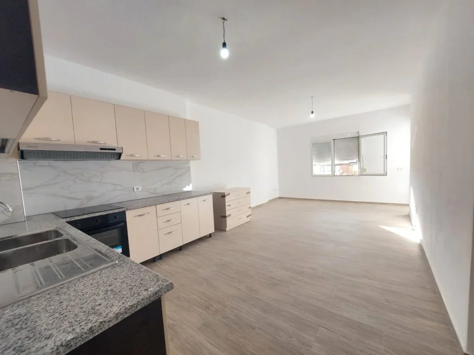 !DHENE! Durres, jepet me qera apartament 3+1+Aneks+Ballkon Kati 4, 127 m² 250 € (Ish Urt)