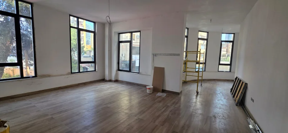 Tirane, jepet me qera ambjent biznesi Kati 1, 82 m² 1.800 € (Qender)