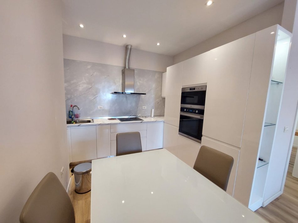 !!!DHENE!!!Durres, jap me qera apartament 2+1+Ballkon Kati 8, 89 m² 500 € (ne qender te Durresit)