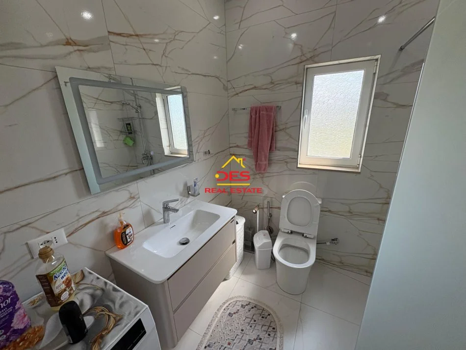 Vlore, jepet me qera apartament 1+1+Ballkon Kati 0, 65 m² 350 € (Rruga Pavarsia)