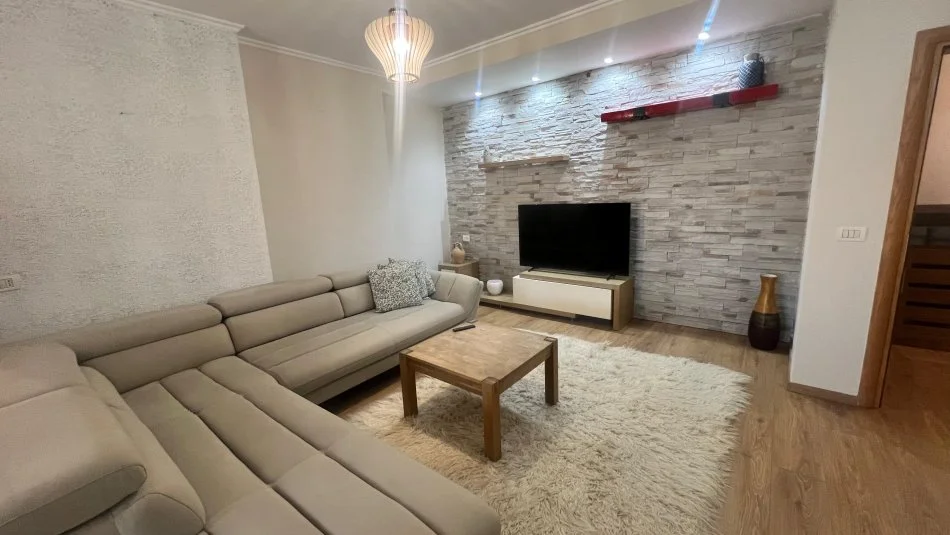 Tirane, jepet me qera apartament 2+1+Aneks+Ballkon Kati 6, 110 m² 600 € (Perballe me Delijorgjin)