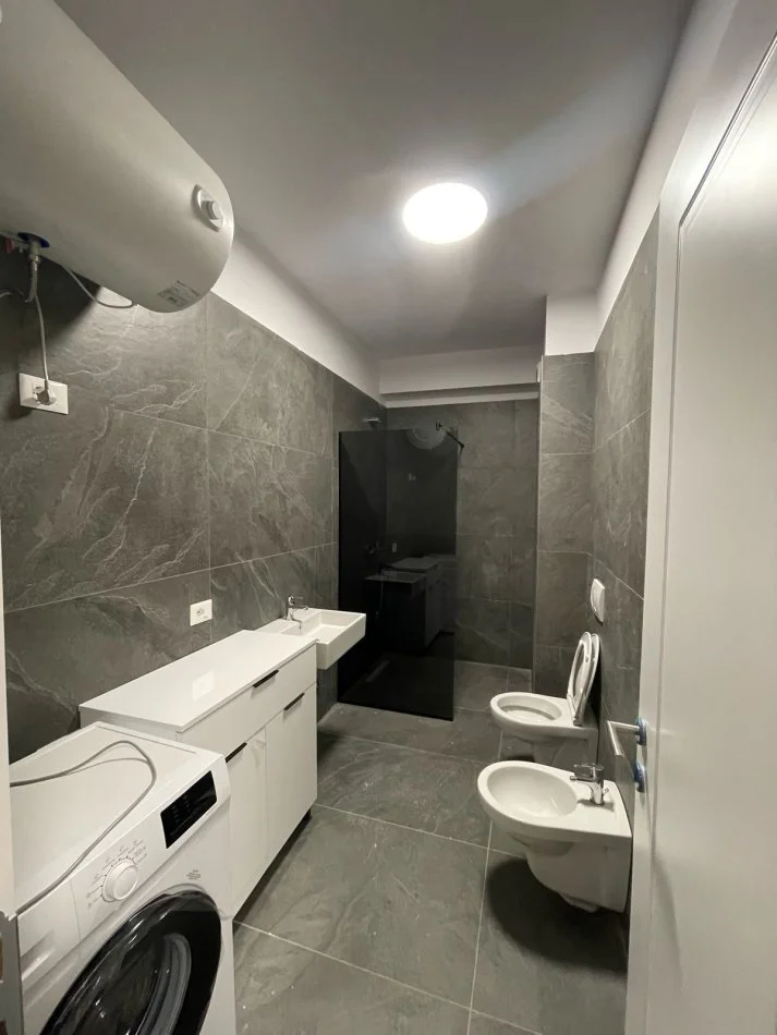 Tirane, jepet me qera apartament 1+1 Kati 5, 65 m² 500 € (Bulevardi ri)