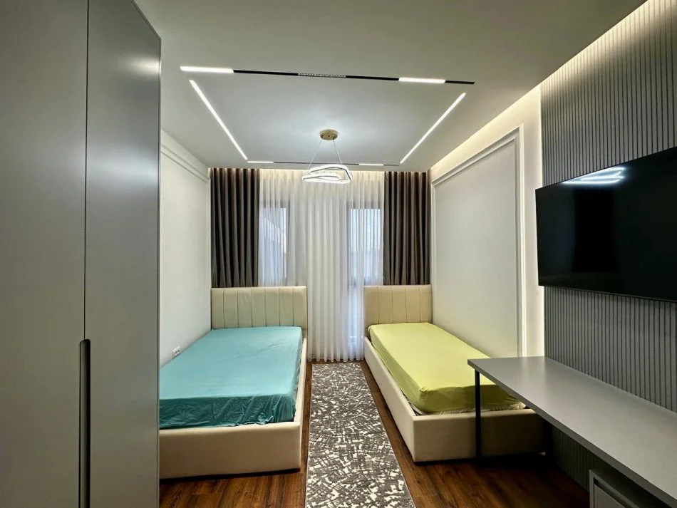 Tirane, jepet me qera apartament 2+1+Aneks+Ballkon Kati 3, 115 m² 950 € (Farmacia 10 te Kompleksi Arlis)