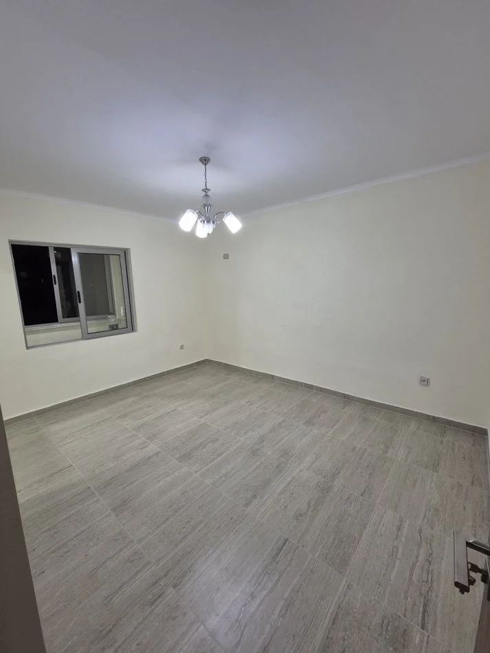 Tirane, jepet me qera apartament 1+1 Kati 4, 60 m² (Rruga Zonja Curre)