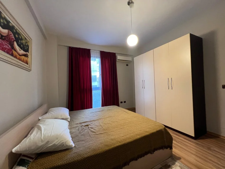 Tirane, jepet me qera apartament 2+1+Ballkon Kati 2, 850 € (Myslym Shyri)