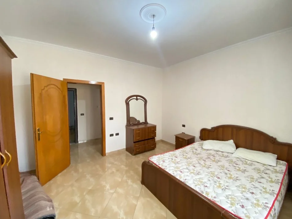 Tirane, jepet me qera 1+1 , 300 € 