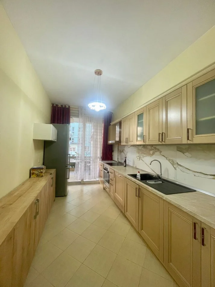 Tirane, jepet me qera apartament 2+1+Ballkon Kati 2, 120 m² 700 € (rruga Shkelqim Fusha)