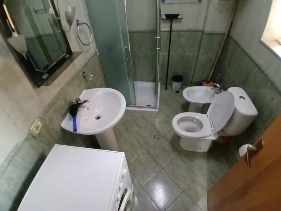 Tirane, jepet me qera apartament 1+1+Ballkon Kati 3, 70 m² 500 € (rruga Vllazem Huta)