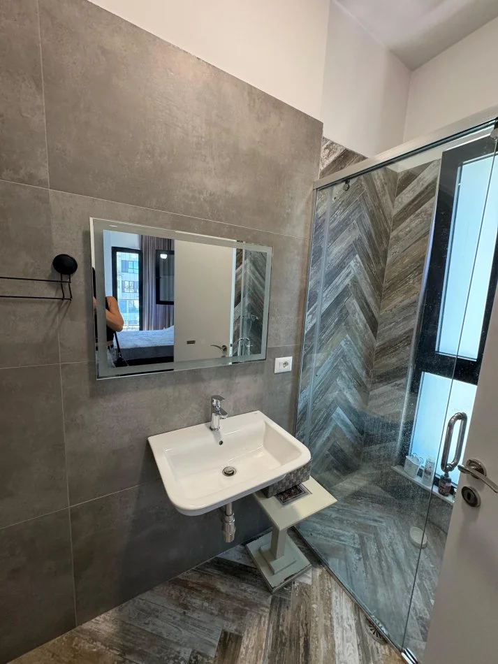 Tirane, jepet me qera apartament 3+1+Ballkon Kati 5, 135 m² 1.200 € (Square 21 Apartament 3+1+2+2+Post Parkimi Per Qera Mobilim Luksoz)