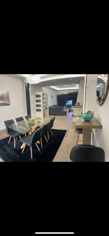 Tirane, jepet me qera Vile 4 Katshe kati i fundit penthouse, 750 m² 5.000 € (Rruga 5 Maji)