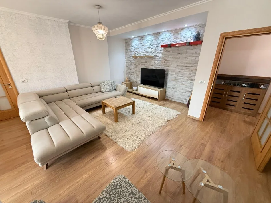 Tirane, jepet me qera apartament 2+1 Kati 7, 110 m² 600 € (Bulevardi bajram curri)