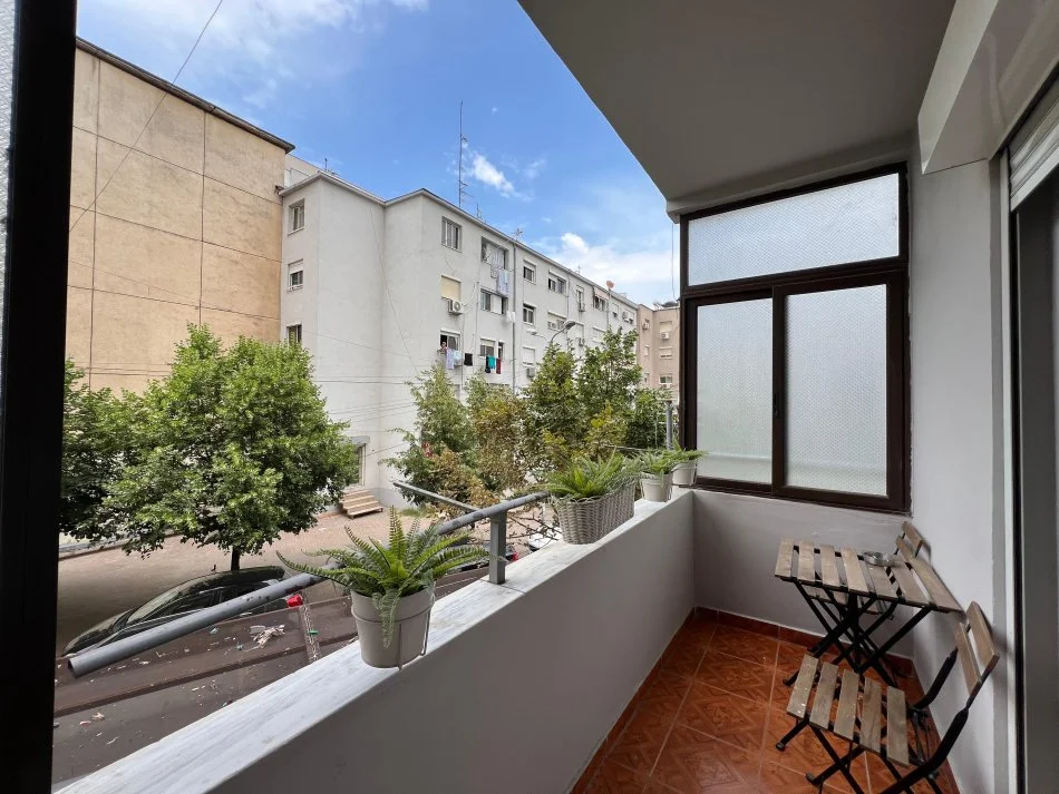 Tirane, jepet me qera apartament 2+1+Ballkon Kati 1, 100 m² 700 € 