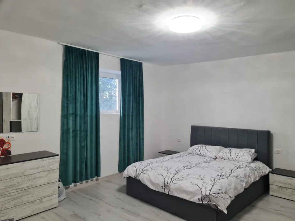 Tirane, jepet me qera apartament 2+1+Ballkon Kati 2, 800 € 