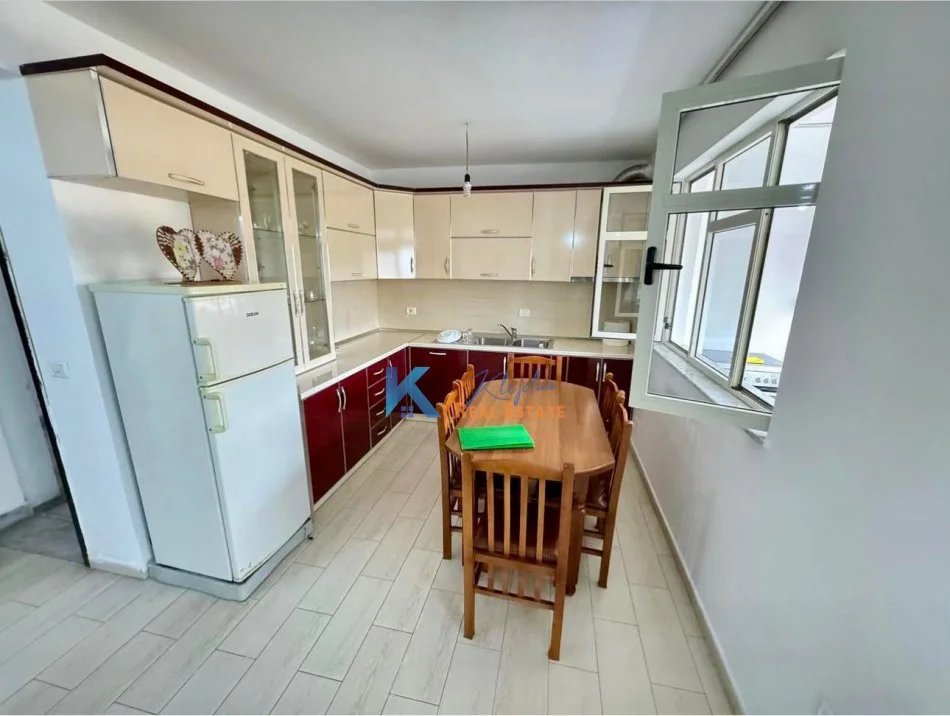 Tirane, jap me qera apartament 2+1+Ballkon Kati 5, 94 m² 350 € (Kthesa e Kamzes)