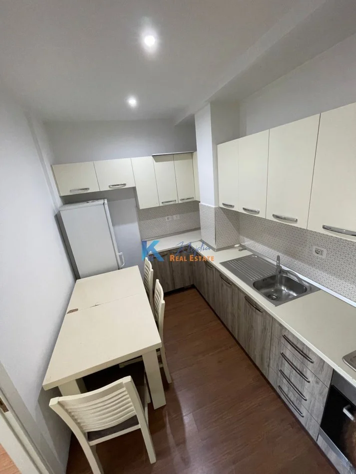 Tirane, jap me qera zyre Kati 7, 132 m² 1.200 € (Rrethrrotullimi i Zogut te Zi)